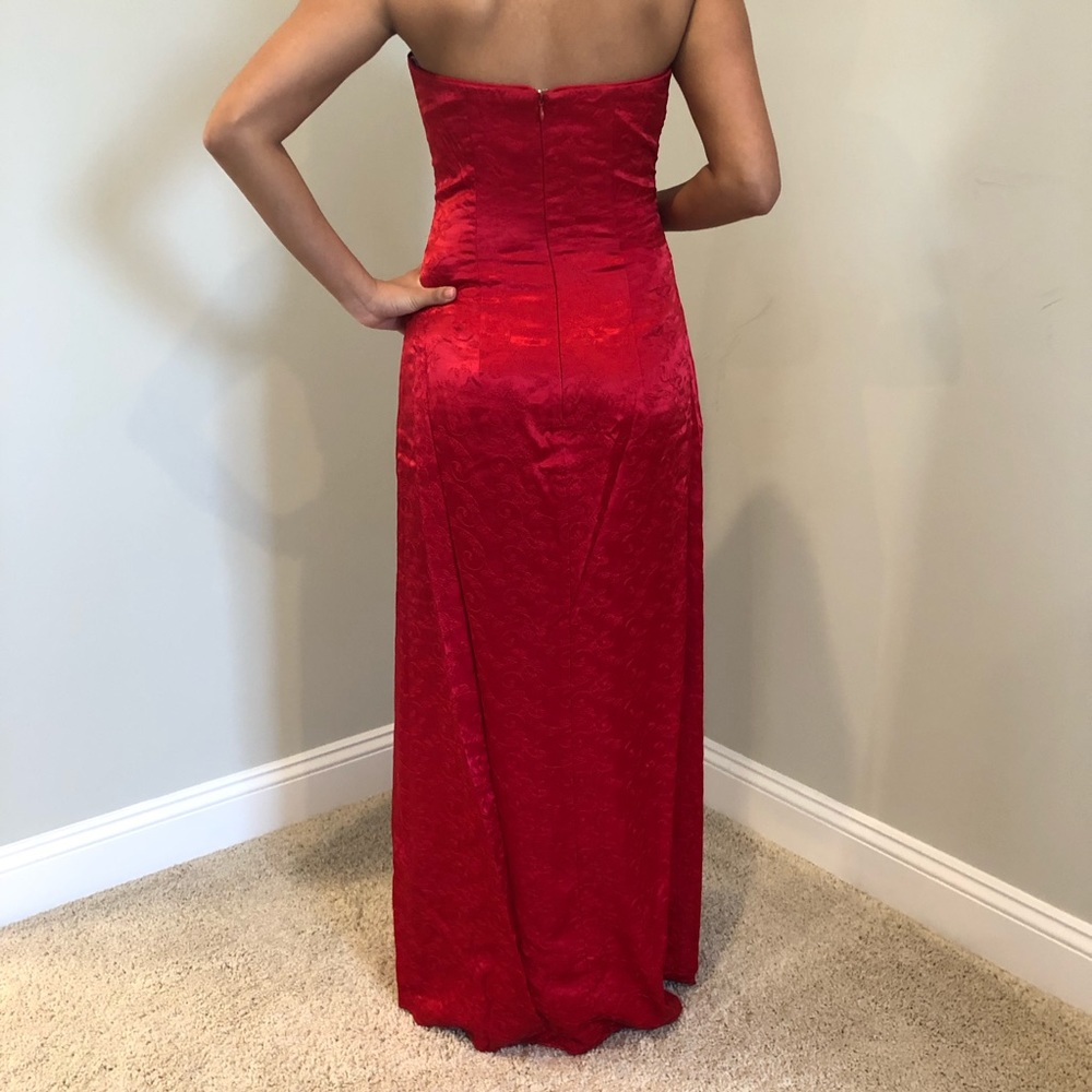 Red gown - Picture 3 of 7